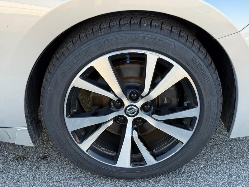 Nissan Maxima Vehicle Full-screen Gallery Image 7