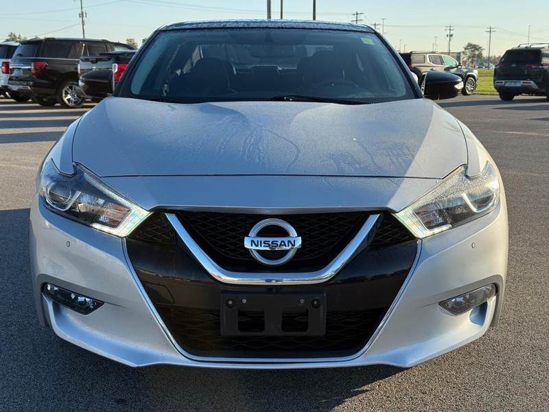 Nissan Maxima Vehicle Full-screen Gallery Image 9