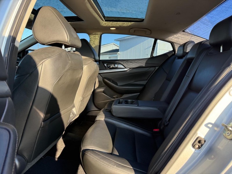 Nissan Maxima Vehicle Full-screen Gallery Image 10