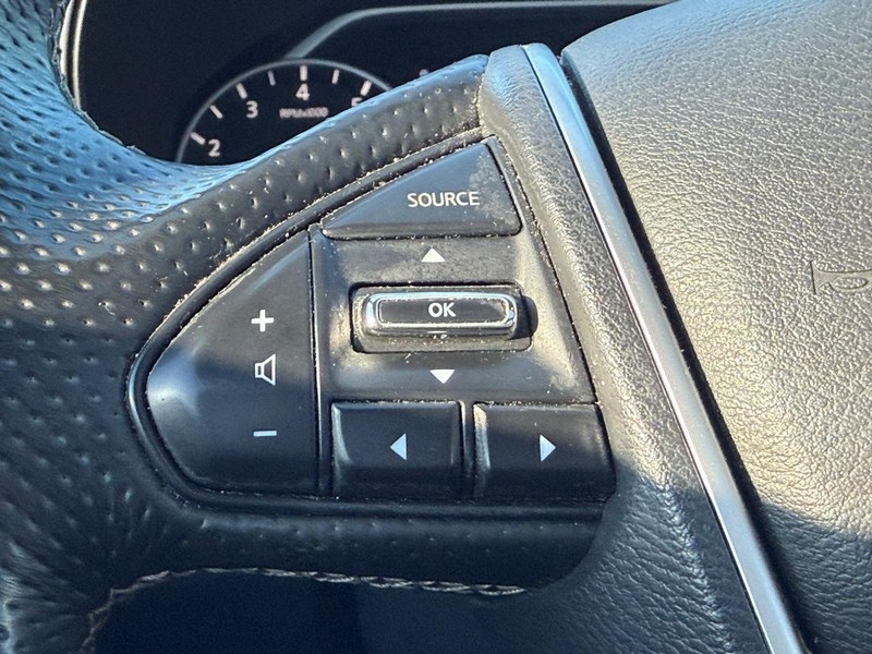 Nissan Maxima Vehicle Full-screen Gallery Image 14