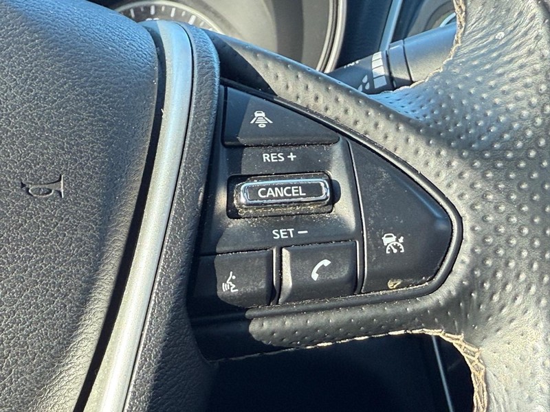 Nissan Maxima Vehicle Full-screen Gallery Image 15