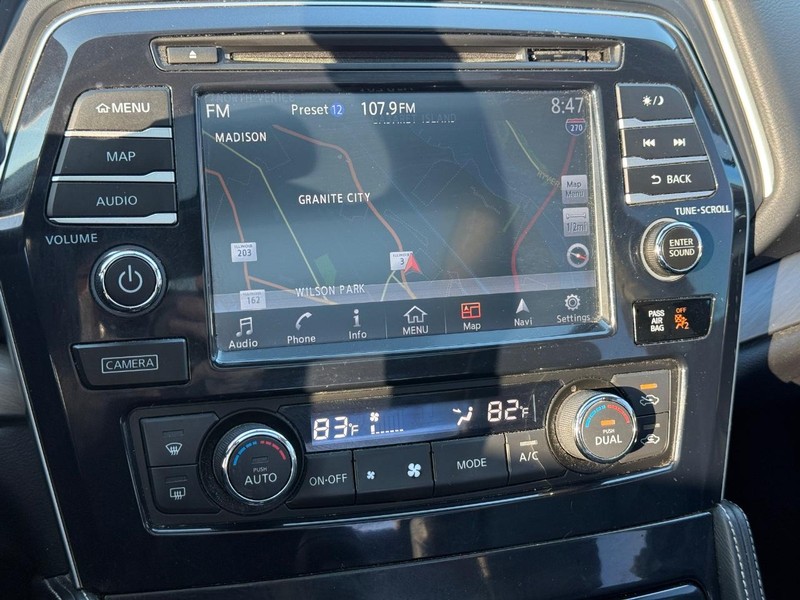 Nissan Maxima Vehicle Full-screen Gallery Image 16