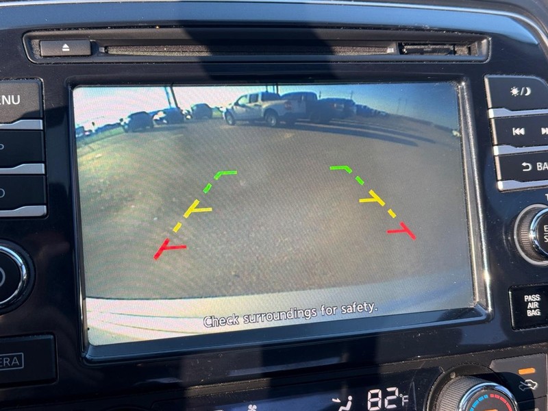 Nissan Maxima Vehicle Full-screen Gallery Image 17