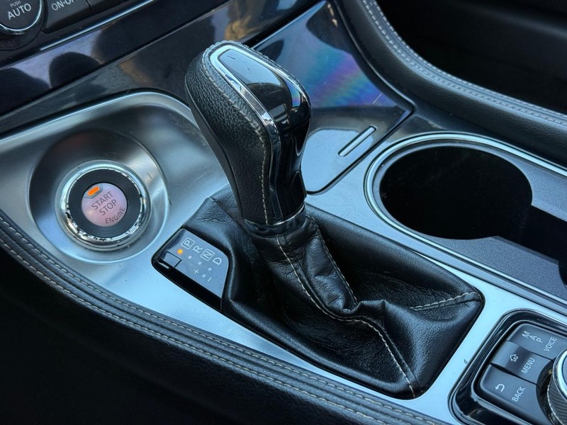 Nissan Maxima Vehicle Full-screen Gallery Image 19