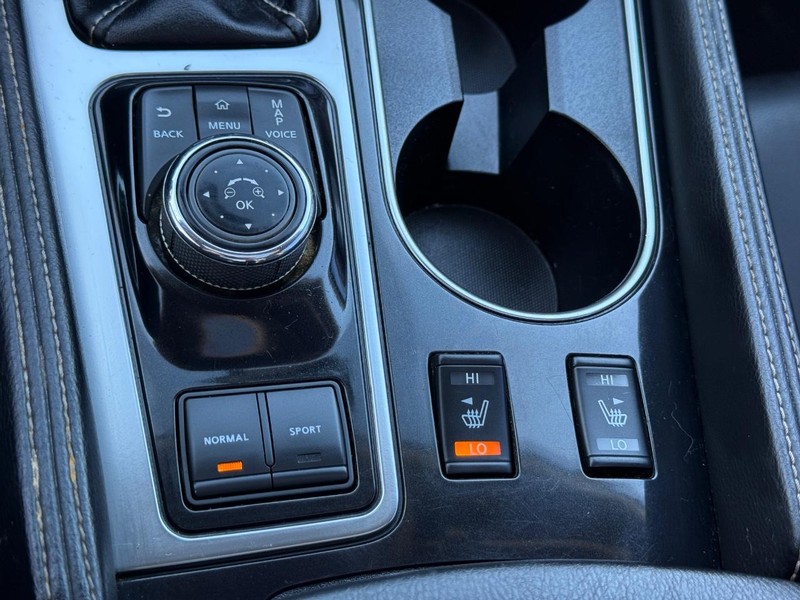 Nissan Maxima Vehicle Full-screen Gallery Image 20