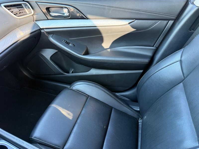 Nissan Maxima Vehicle Full-screen Gallery Image 21