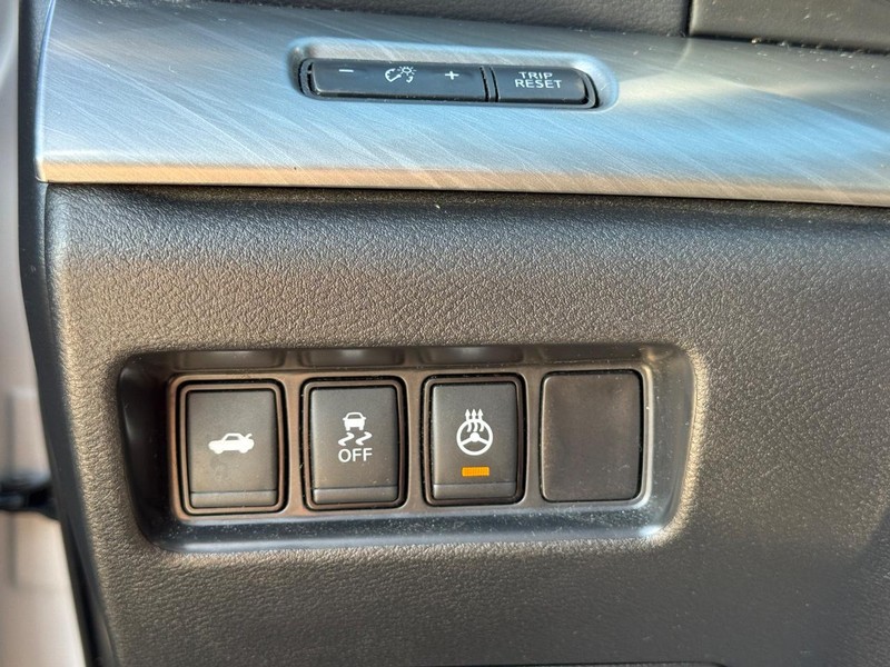 Nissan Maxima Vehicle Full-screen Gallery Image 23