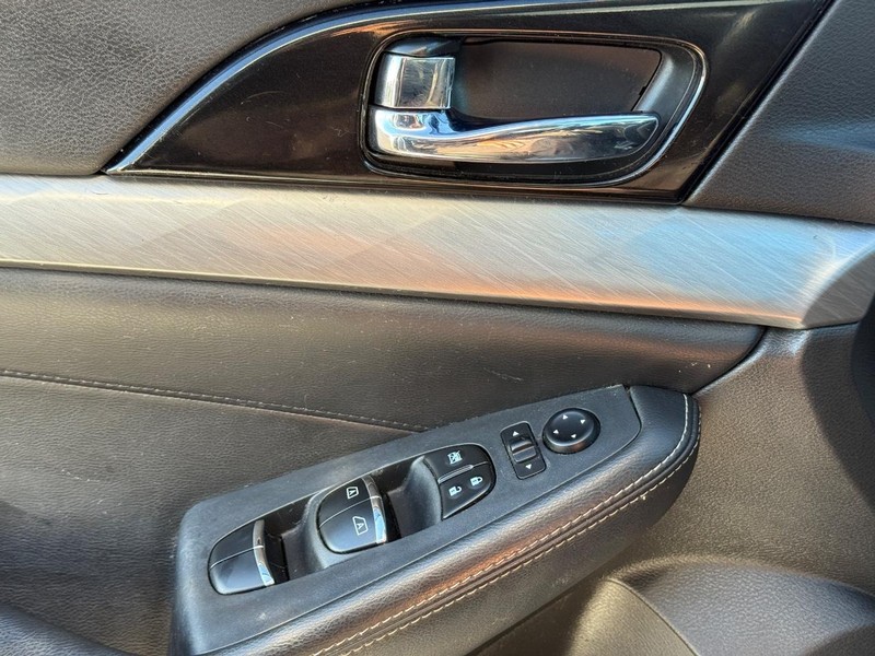 Nissan Maxima Vehicle Full-screen Gallery Image 24