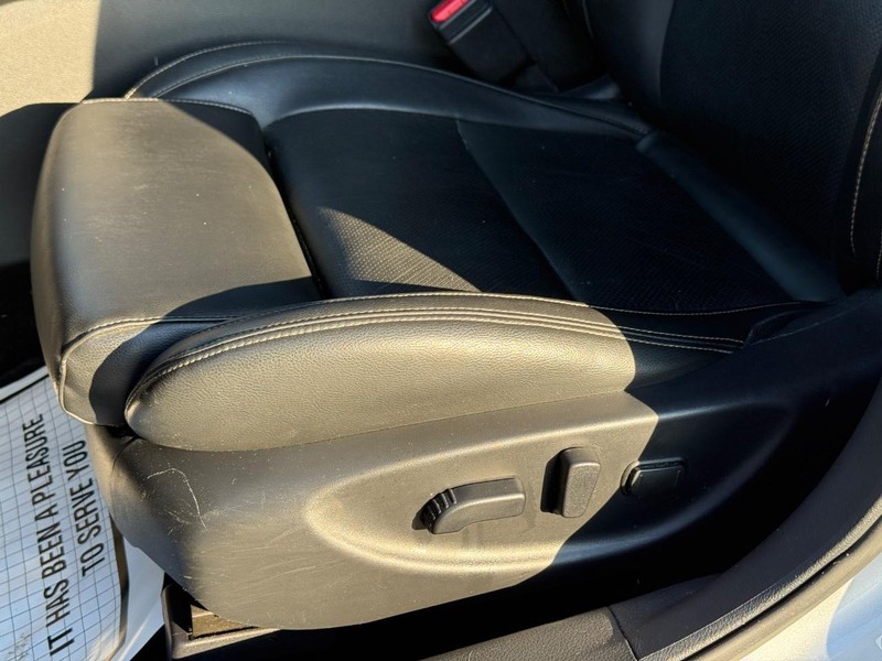 Nissan Maxima Vehicle Full-screen Gallery Image 25