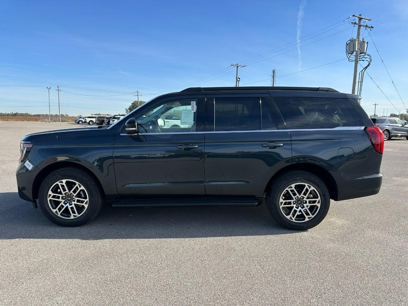 Ford Expedition Vehicle Full-screen Gallery Image 2