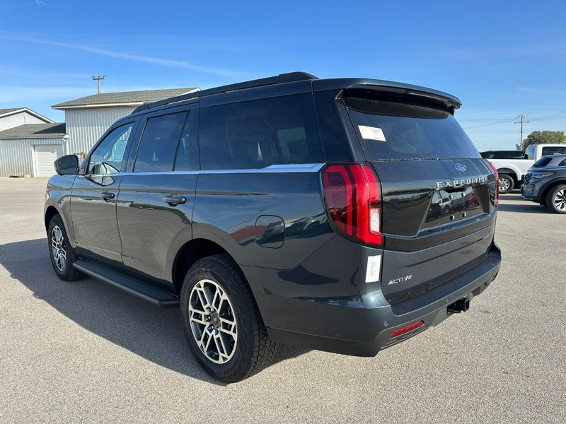 Ford Expedition Vehicle Full-screen Gallery Image 3