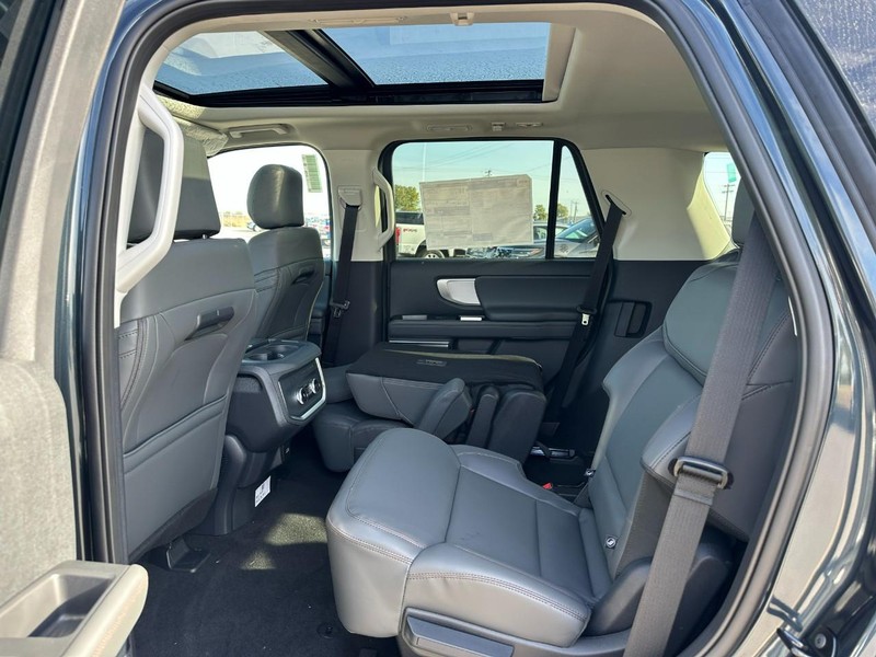 Ford Expedition Vehicle Full-screen Gallery Image 4