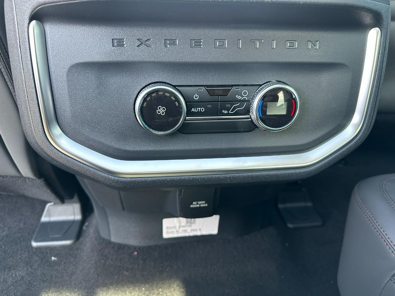 Ford Expedition Vehicle Full-screen Gallery Image 5