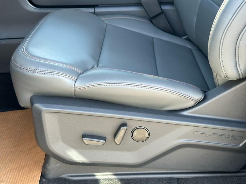 Ford Expedition Vehicle Full-screen Gallery Image 12