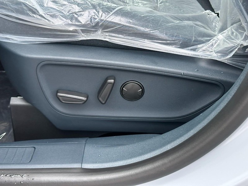 Ford Maverick Vehicle Full-screen Gallery Image 11