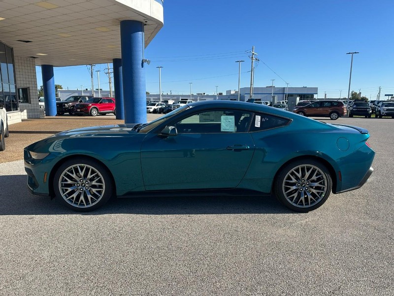 Ford Mustang Vehicle Full-screen Gallery Image 2