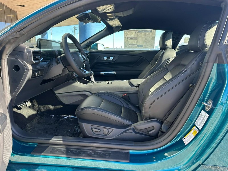 Ford Mustang Vehicle Full-screen Gallery Image 4