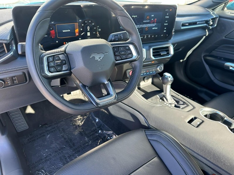 Ford Mustang Vehicle Full-screen Gallery Image 6