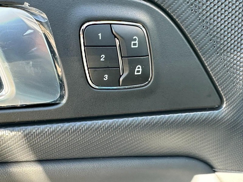 Ford Mustang Vehicle Full-screen Gallery Image 8