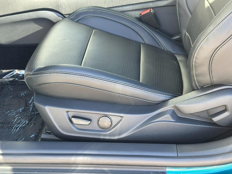 Ford Mustang Vehicle Full-screen Gallery Image 9