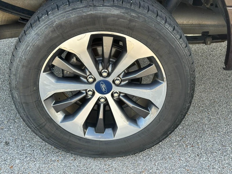 Ford F-150 Vehicle Full-screen Gallery Image 7