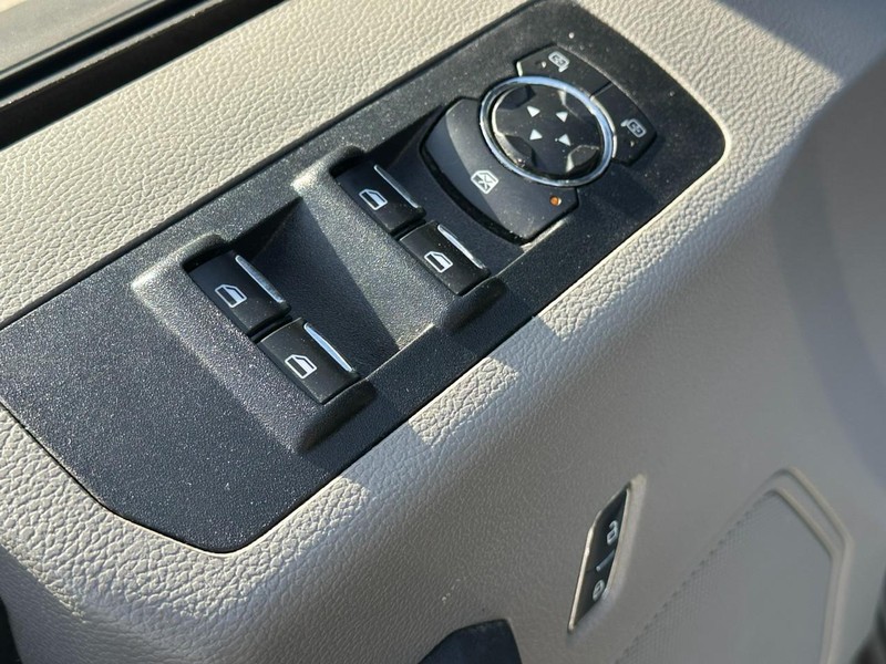 Ford F-150 Vehicle Full-screen Gallery Image 16