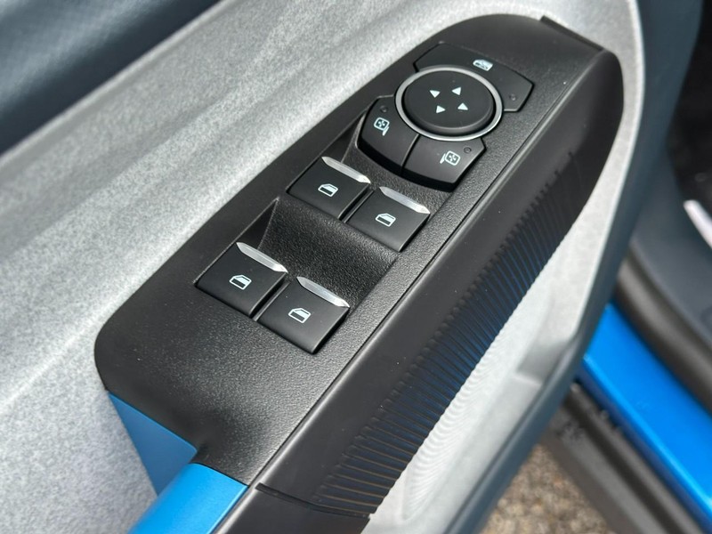 Ford Maverick Vehicle Full-screen Gallery Image 9