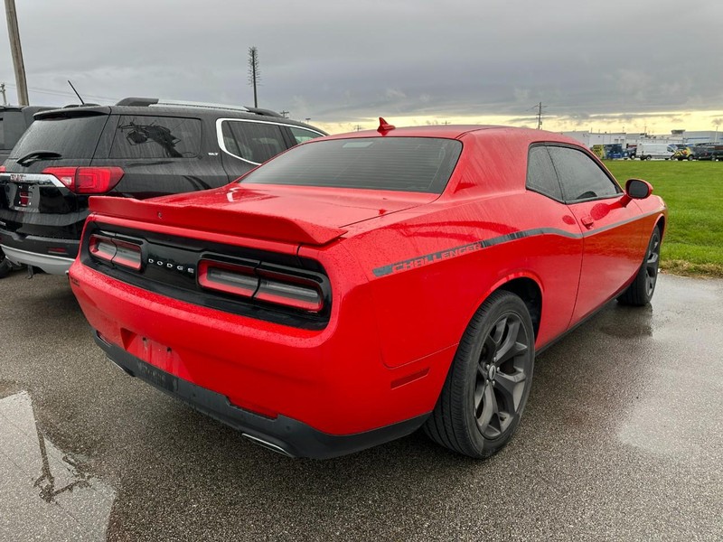 Dodge Challenger Vehicle Full-screen Gallery Image 3