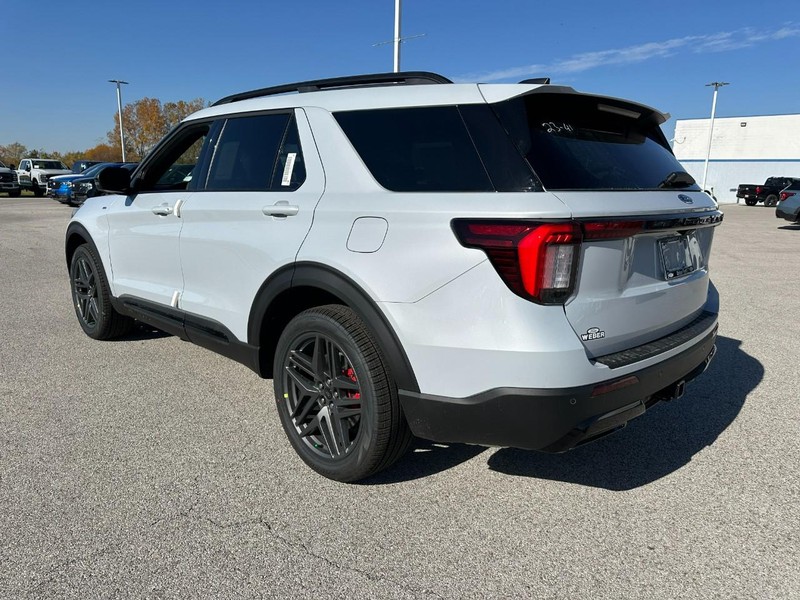 Ford Explorer Vehicle Full-screen Gallery Image 3