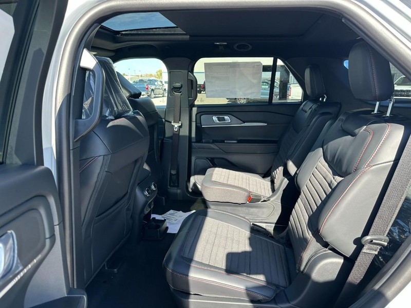 Ford Explorer Vehicle Full-screen Gallery Image 4