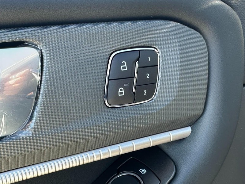 Ford Explorer Vehicle Full-screen Gallery Image 11