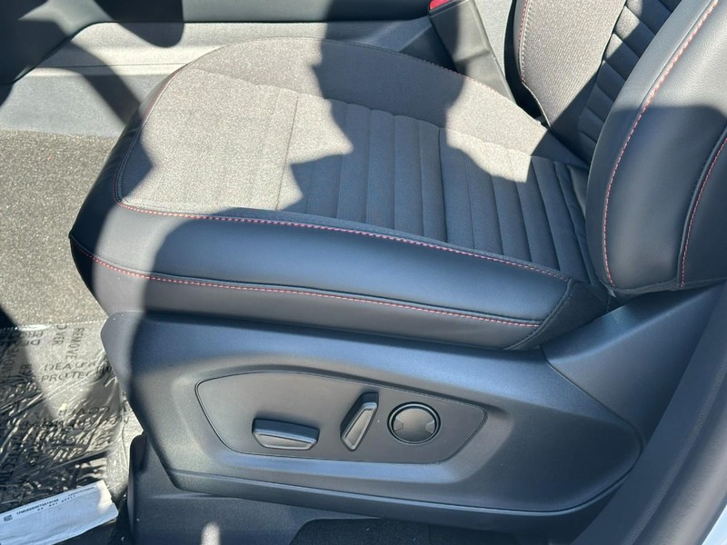 Ford Explorer Vehicle Full-screen Gallery Image 12