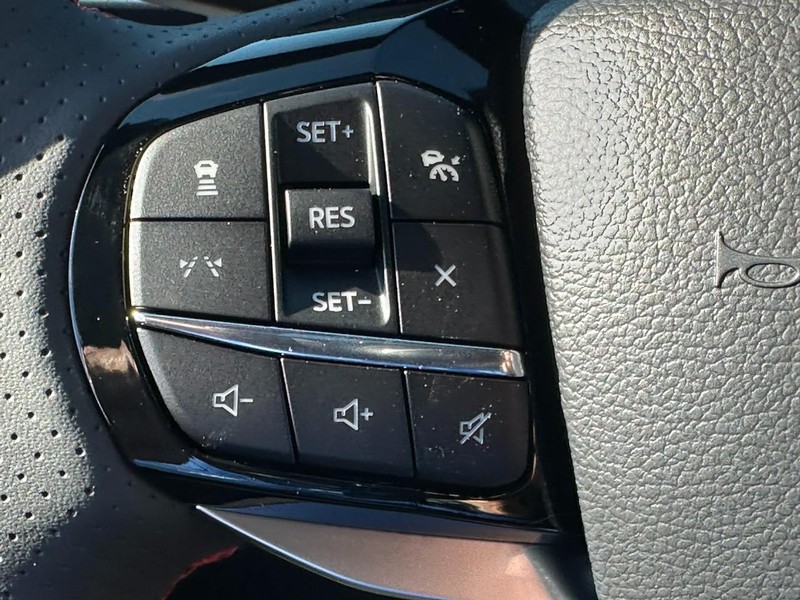 Ford Explorer Vehicle Full-screen Gallery Image 13