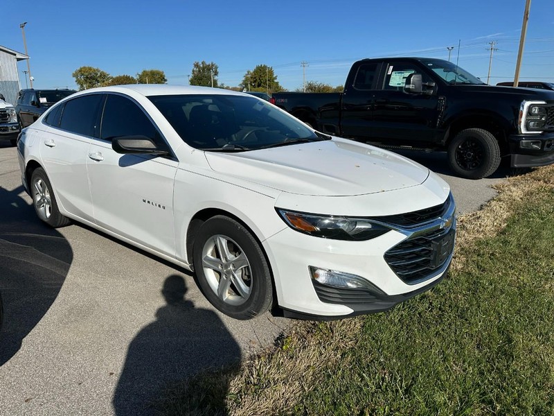 Chevrolet Malibu Vehicle Full-screen Gallery Image 2