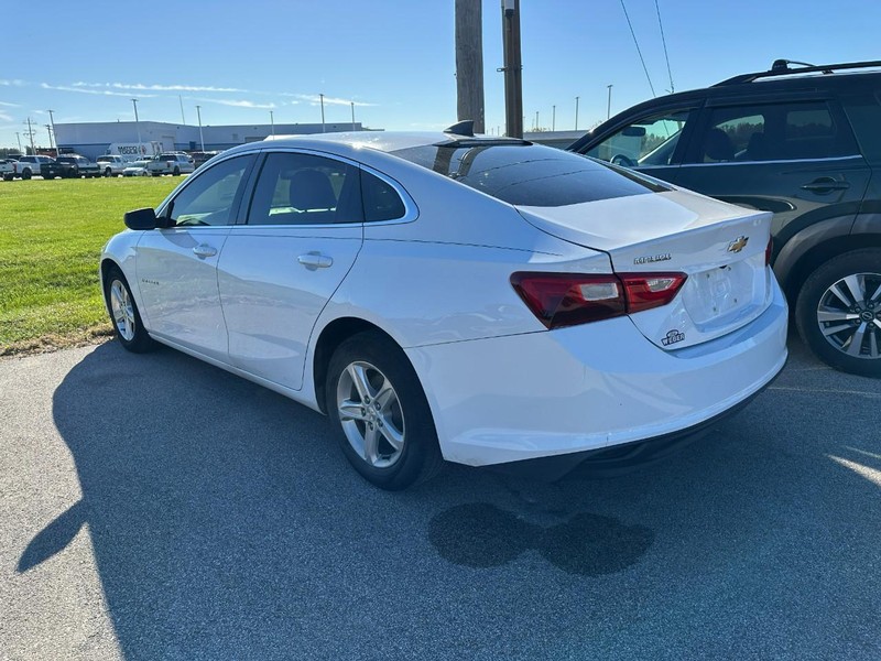 Chevrolet Malibu Vehicle Full-screen Gallery Image 4