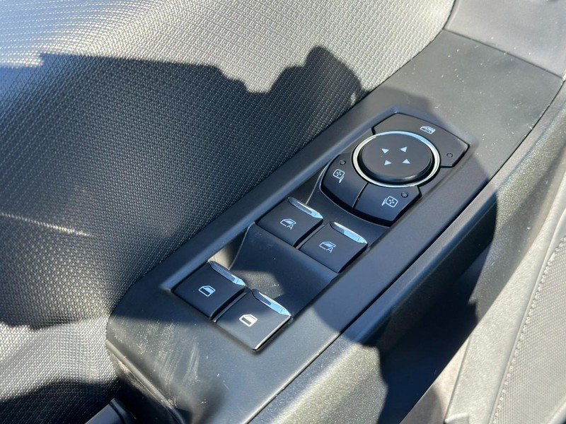 Ford F-150 Vehicle Full-screen Gallery Image 9