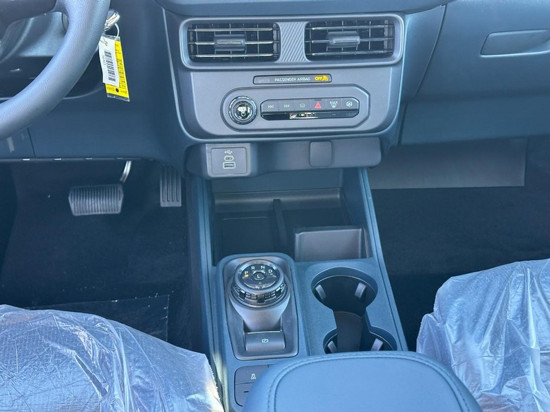 Ford Maverick Vehicle Full-screen Gallery Image 8