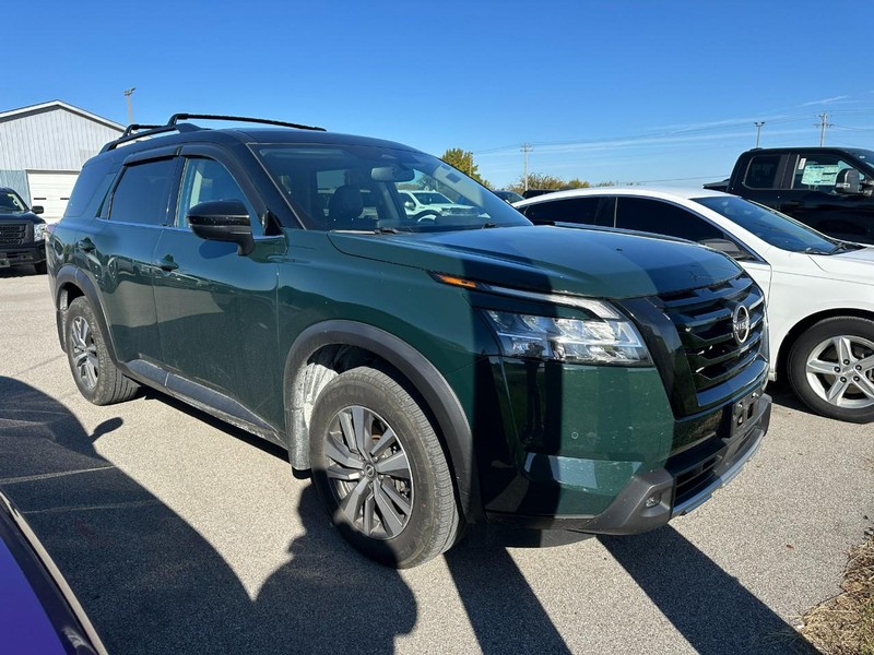 Nissan Pathfinder Vehicle Full-screen Gallery Image 2