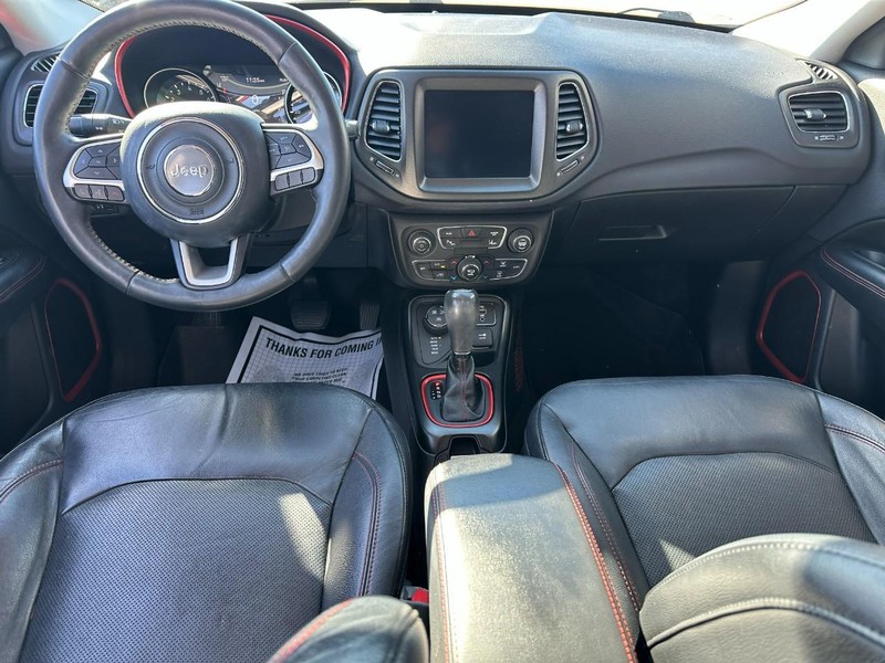 Jeep Compass Vehicle Full-screen Gallery Image 11