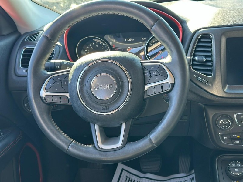 Jeep Compass Vehicle Full-screen Gallery Image 12