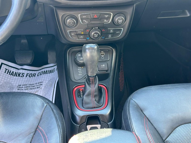 Jeep Compass Vehicle Full-screen Gallery Image 13