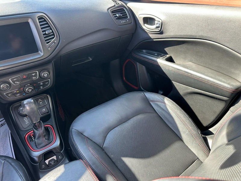 Jeep Compass Vehicle Full-screen Gallery Image 14