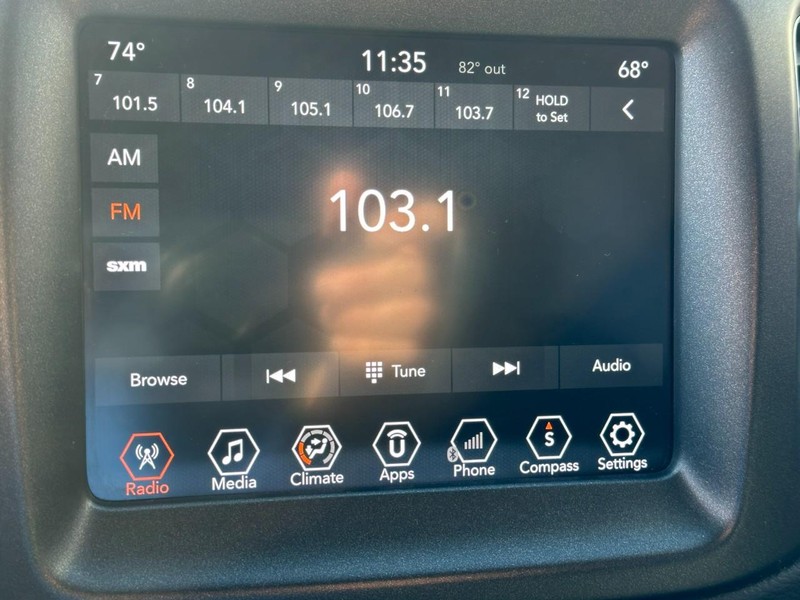 Jeep Compass Vehicle Full-screen Gallery Image 20