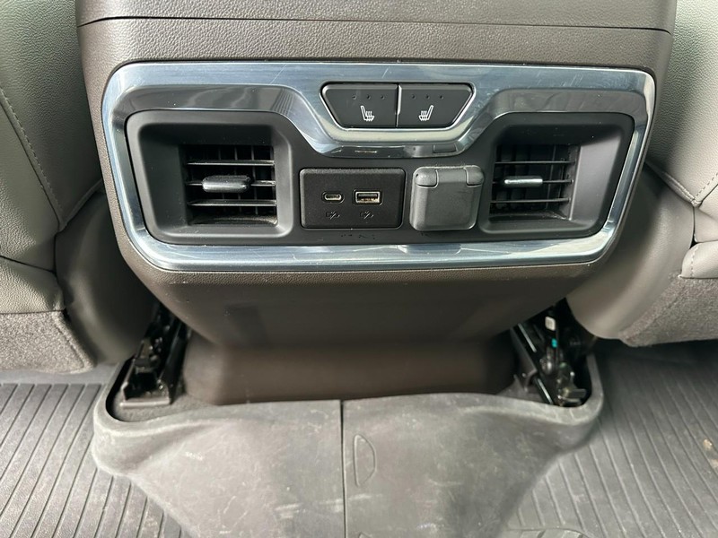 Chevrolet Silverado 1500 Vehicle Full-screen Gallery Image 11