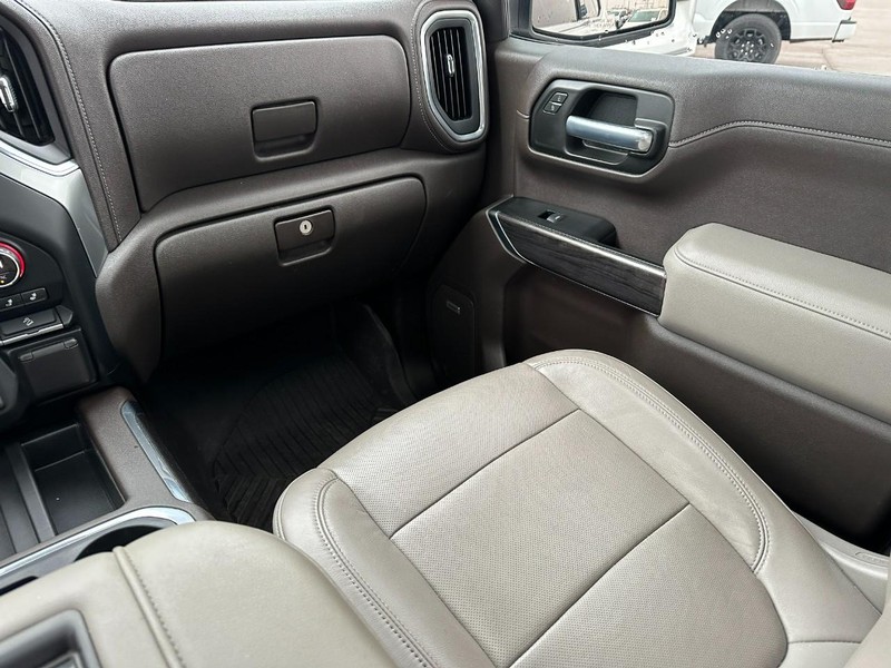 Chevrolet Silverado 1500 Vehicle Full-screen Gallery Image 16