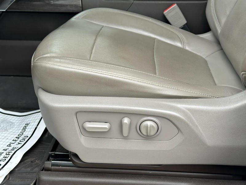 Chevrolet Silverado 1500 Vehicle Full-screen Gallery Image 19