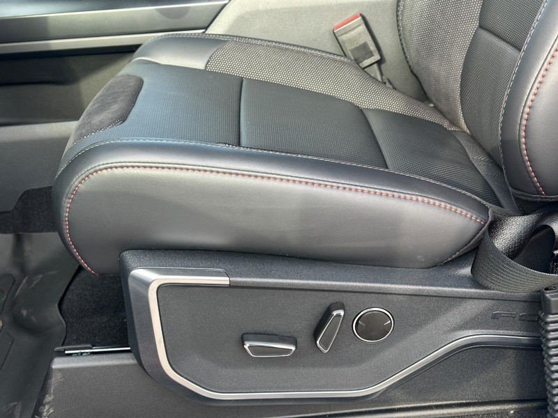 Ford F-150 Vehicle Full-screen Gallery Image 12