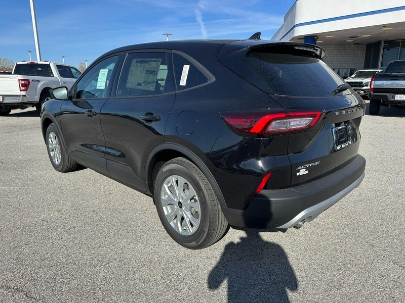 Ford Escape Vehicle Full-screen Gallery Image 3