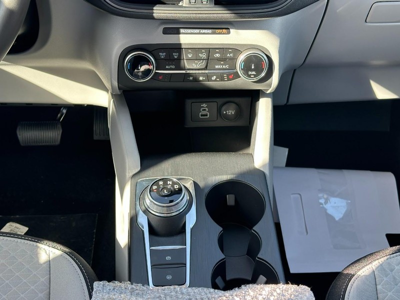 Ford Escape Vehicle Full-screen Gallery Image 8