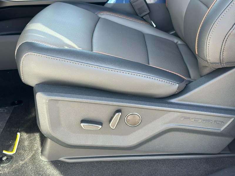 Ford F-150 Vehicle Full-screen Gallery Image 11